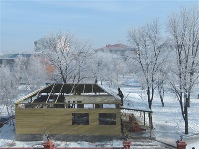 Ardahan'da -20 derece soğukta çivi çakıyorlar
