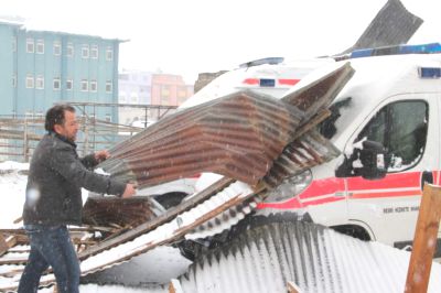 Ardahan'da Fırtına ve Tipi Çatıları Uçurdu