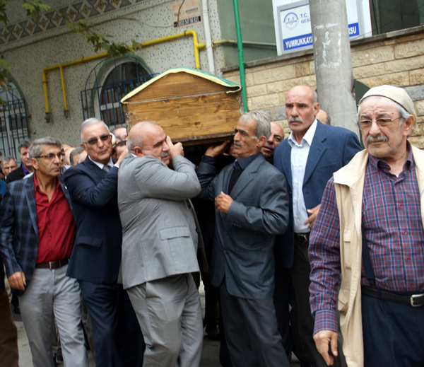 Ensar Öğüt dayısının tabutunu taşıdı