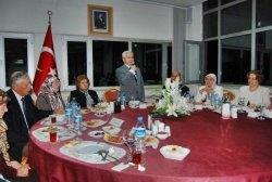 Vali Tekmen'den Şehit ve Gazi Ailelerine İftar Yemeği