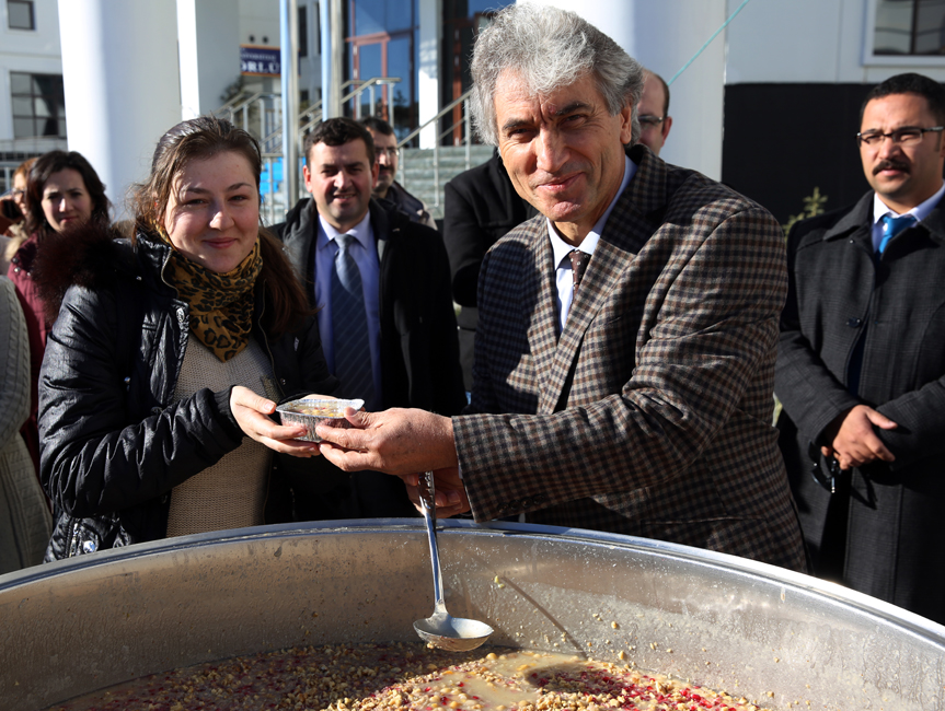 Arügem, Kampüs de öğrencilere aşure dağıttı