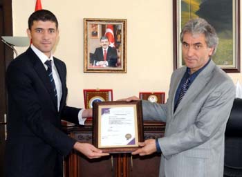 İktisat Kulübü'nden Rektör Korkmaz'a teşekkür sertfikası