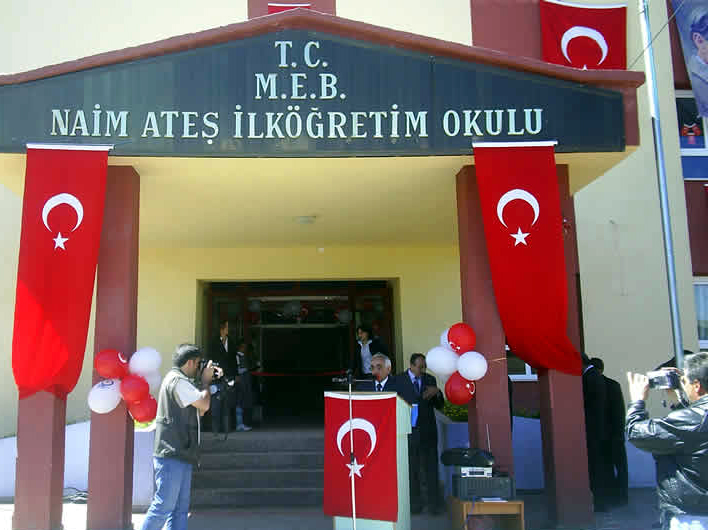 Yaptırdığı okulu yıllar sonra onarıma alacak!
