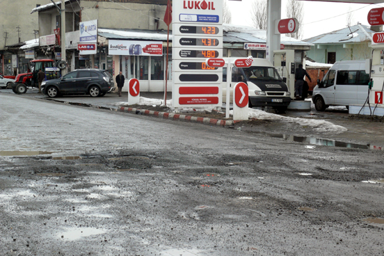Göle'nin yolları köstebek yuvasından farkı yok!