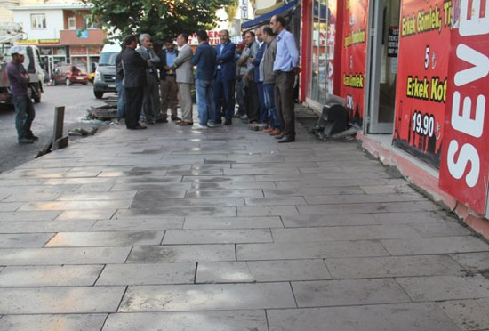 Yollarımız bozuk kaldırımlarımız SÜPER!