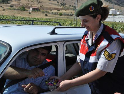 Ardahan'da Jandarma sürücülere şeker ikram etti
