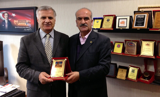 Ensar Öğüt'e ödül ve plaket yağıyor!