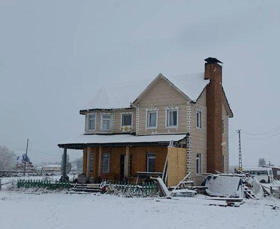 Yüksek kesimler beyaz gelinliğini giydi