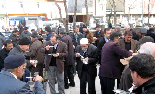 Cuma namazına giden aşureyi kaptı