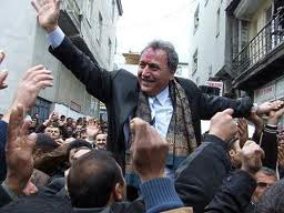 Nâdan ile sohbet etmek güçtür bilene; Çünkü nâdan ne gelirse, söyler diline!