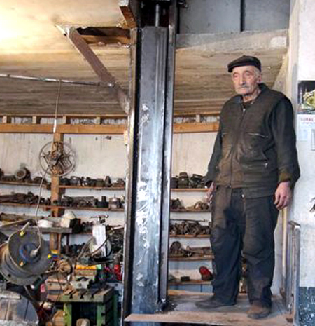 75'lik Dede hurdalardan asansör yaptı