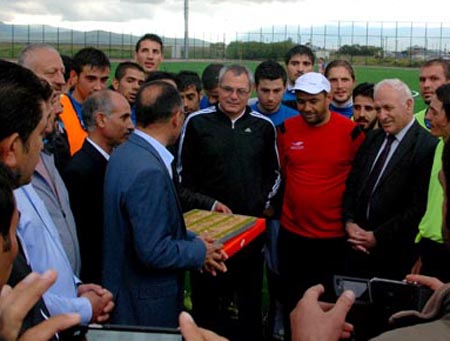 Vali Deniz: Sahada yürekli futbolcu istiyoruz
