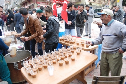 Cuma Namazı çıkışı Aşure dağıtıldı