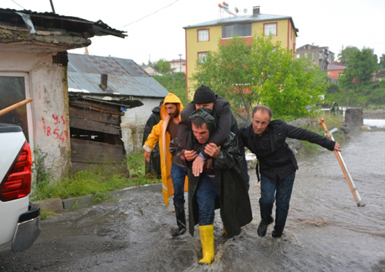 Ardahan'da dere taştı, evler su altında