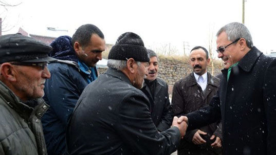 Vali Deniz, köylere eli boş gitmiyor!