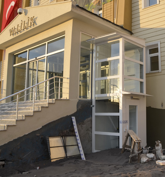 Valilik binasına engelli asansörü