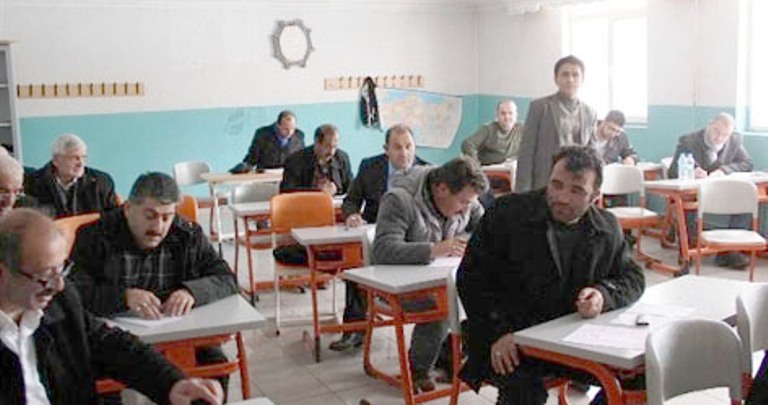 İlkokul sırasında Siyaset Akademisi Sınavı!