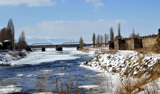 Kura dondu, Çıldır Gölü buz tuttu, hayat durdu