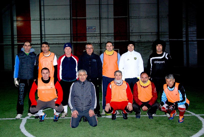 Soğuk havada ısınmak için futbol oynadılar