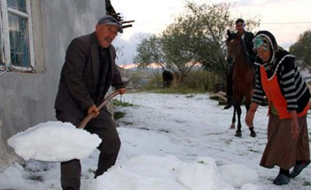 Ardahan'da dolu yağışı yarım metreyi buldu