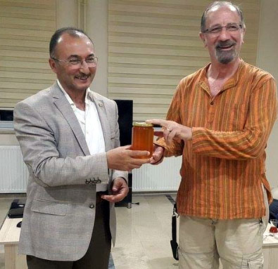 Ardahan Belediye Başkanı bal verdi çiçek aldı