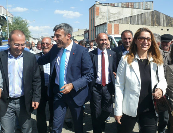 Göle'de CHP adayı Öztürk Yılmaz'a yoğun ilgi