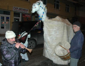Posof'ta Yeni Yıla Deve Oynatarak Girdiler