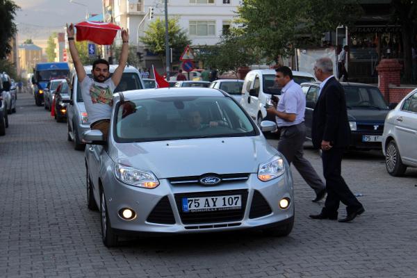 150 araçlık konvoyla terörü lanetlediler