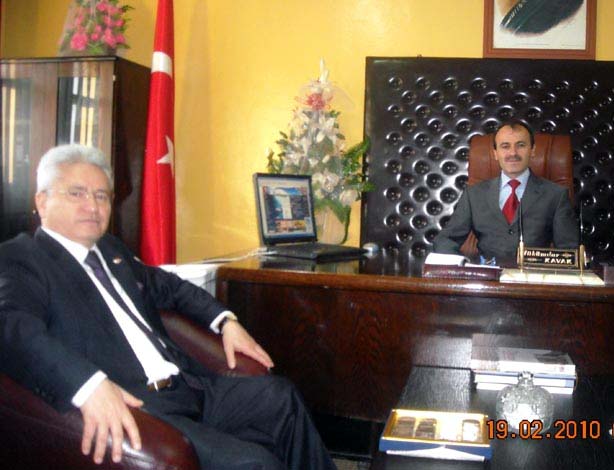 PTT’yi ziyaret eden Vali, ‘Çağa ayak uydurun’ dedi.
