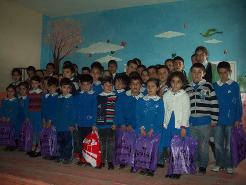 Göle'nin Örnek Eğitimcisi Öğrencilerini Yine Unutmadı !
