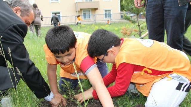 Minik Temacılar Fidan Dikti