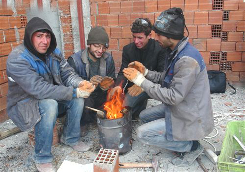 Su sayaçları dondu, inşaat  işçileri ateşle ısındı