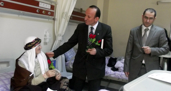 Kutlu Doğum nedeniyle hastalara gül takdim edildi