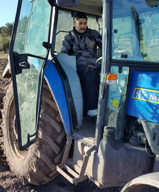 Orhan Atalay, traktöre  bindi tarla sürdü