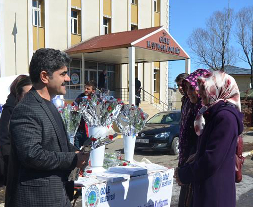 Başkan İsmailoğlu, Kadınlara gül uzattı