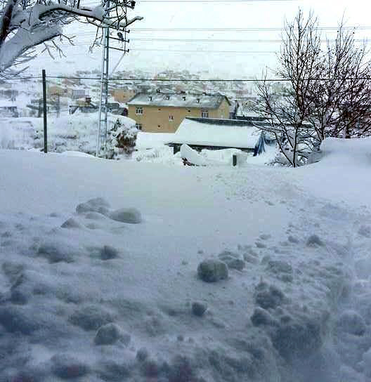 Ardahan beyaz gelinliği giydi, yollar kapalı, okullar tatil