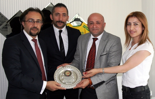 Ardahan Kültür Evine hemşeri plaketi