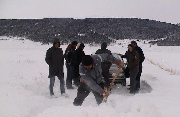 Ardahan'da kar yolları kapattı, sürücüler zor anlar yaşadı