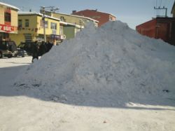 Göle'de Kar Kalınlığı 1 Metreyi Buldu