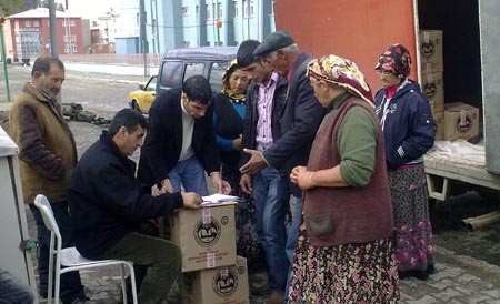 Fakirlerden kestikleri yardımlar için bahaneye bak,Yemekleri hayvanlara yediriyorlar!