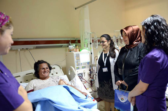 Vali eşi Özefe'den hasta ve şehit ailelerine ziyaret