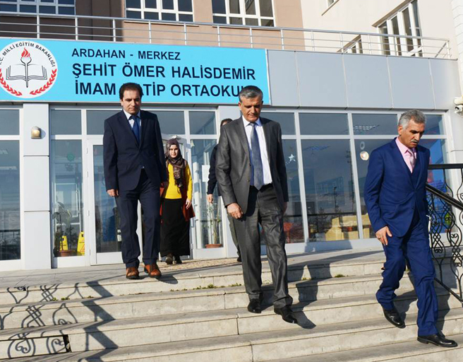 Vali İbrahim Özefeden okul ziyareti