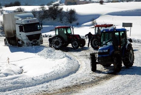 Posof Ilgar Dağında araçlar yolda kladı
