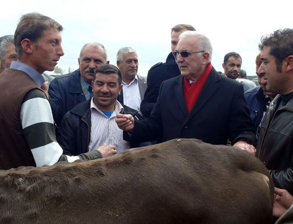 CHP'li Öğüt' çizmeleri giydi halkı bilinçlendiriyor