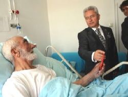 Vali Tekmen'den 96'lık dede'nin  şok isteği ''Beni evlendir''!