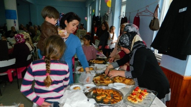 Posof'lu Annelerden Fakir Çocuklara Yardım