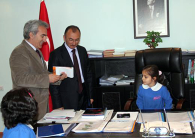 Minik Belediye Başkanından yol ve çamur fırçası!