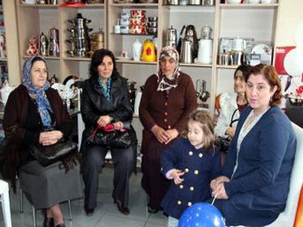 Ardahan'da Yılın Annesine Bulaşık Makinası Verildi