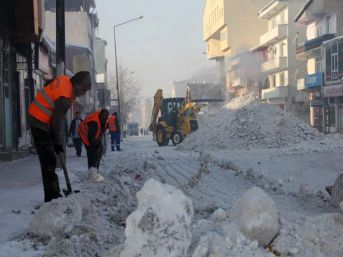 Ardahan Caddelerinden 100 Kamyon Buz Kaldırıldı