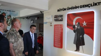 Köy okuluna jandarmadan Atatürk köşesi